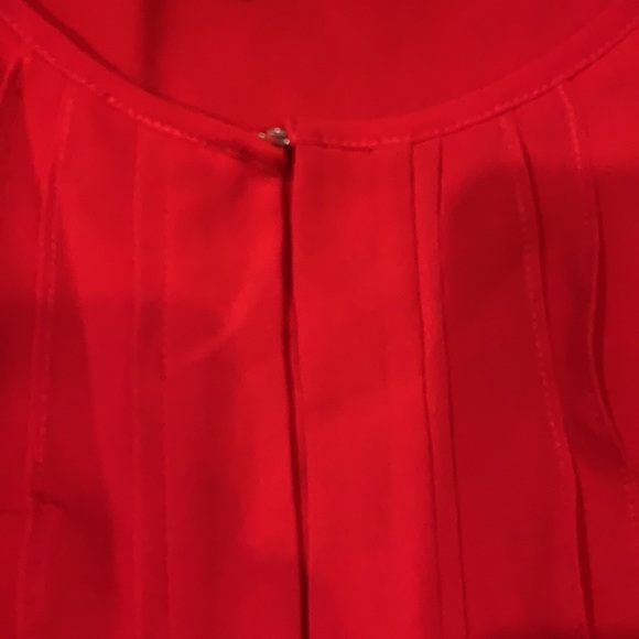 Red sleeveless flutter blouse - Picture 3 of 8